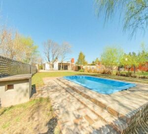 casa en venta - terreno grande - con pileta piscina - 2 dormitorios - con patio