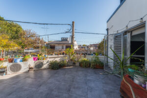 casa de dos pisos con tres dormitorios dos baños en rosario en venta inmobiliaria momblanc