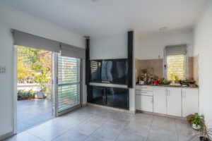 casa de dos pisos con tres dormitorios dos baños en rosario en venta inmobiliaria momblanc